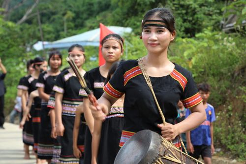 Một thiếu nữ Xơ Đăng xinh đẹp được chọn thực hiện nghi thức đánh trống, dẫn đoàn phụ nữ đến hành lễ. Ảnh: ALĂNG NGƯỚC