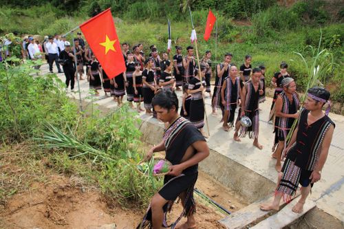 Tại vị trí tổ chức lễ cúng thần, người có uy tín đi đầu dẫn đoàn thực hiện nghi thức truyền thống. Ảnh: ALĂNG NGƯỚC