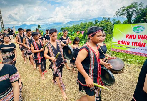 Tại khu vực cúng thần, cộng đồng Xơ Đăng đánh trống chiêng thể hiện lòng thành. Ảnh: ALĂNG NGƯỚC
