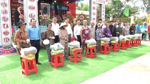 Đại diện Ủy ban MTTQ Việt Nam tỉnh Đồng Tháp, Ban đại diện Phật giáo Hòa Hảo tỉnh, các sở, ban, ngành và xã An Hòa tặng quà cho các hộ dân có hoàn cảnh khó khăn.