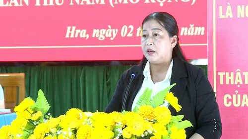  Bí thư Đảng ủy xã Hra Đinh Thị Minh Hà phát biểu tại hội nghị. Ảnh: Huy Toàn 