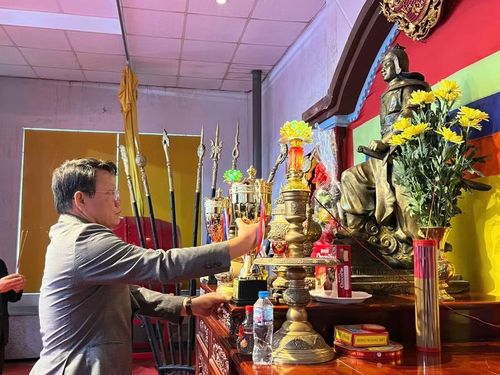 Thực hiện nghi thức tại Nhà thờ Tổ võ cổ truyền. Ảnh: H.V