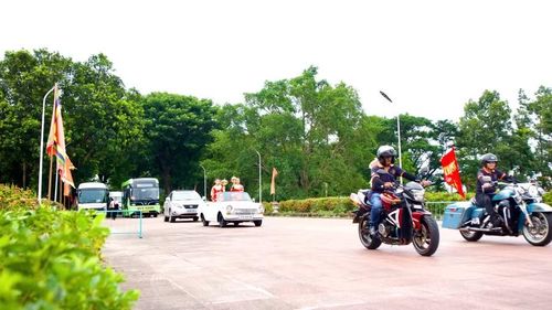Chiếc cúp từ Đền thờ Tây Sơn Tam Kiệt rước về Nhà thờ Tổ võ cổ truyền (phường Quy Nhơn) chuẩn bị cho Giải võ thuật cổ truyền các võ đường Bình Ðịnh tranh cúp Hoàng đế Quang Trung năm 2026. Ảnh: H.V