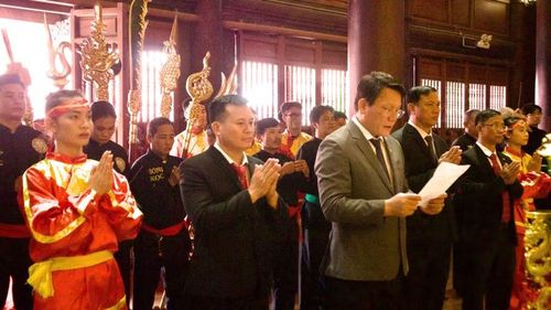Phó Giám đốc Sở Văn hóa - Thể thao và Du lịch Bùi Trung Hiếu đọc văn khấn yết cáo tại lễ rước cúp Giải võ thuật cổ truyền các võ đường Bình Ðịnh tranh cúp Hoàng đế Quang Trung năm 2026. Ảnh: H.V