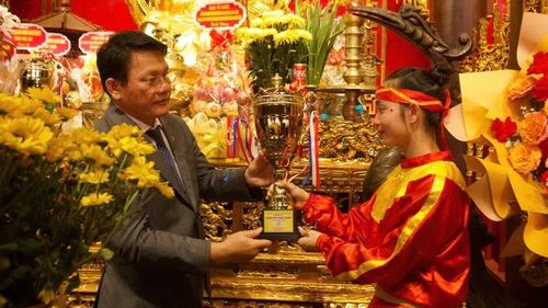 Ban Tổ chức thực hiện nghi thức rước cúp. Ảnh: H.V