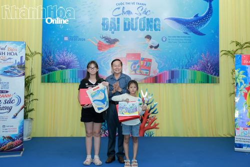 Lãnh đạo Thư viện tỉnh trao giải nhất cho các thí sinh.