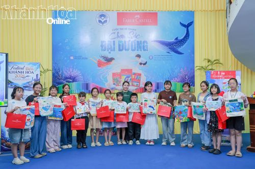 Đại diện Công ty TNHH Đầu tư Thương mại và Dịch vụ Con Ong Xanh trao giải khuyến khích cho các thí sinh.