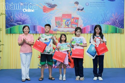 Lãnh đạo Thư viện tỉnh trao giải nhì cho các thí sinh.