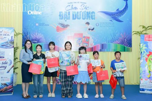Đại diện ban giám khảo cuộc thi trao giải ba cho các thí sinh.