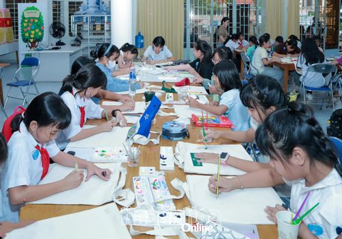 Các em nhỏ thực hiện tác phẩm của mình.