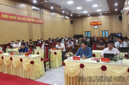 Quang cảnh hội nghị tiếp xúc cử tri.