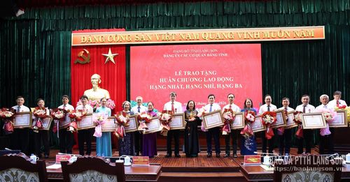 Thừa ủy quyền của Chủ tịch nước, đồng chí Đoàn Thị Hậu, Phó Bí thư Thường trực Tỉnh ủy, Chủ tịch HĐND tỉnh, Bí thư Đảng ủy CCQ Đảng tỉnh và đồng chí Phó Bí thư chuyên trách Đảng ủy CCQ Đảng tỉnh trao Huân chương Lao động và tặng hoa các cá nhân đạt thành tích xuất sắc trong quá trình công tác, góp phần vào sự nghiệp xây dựng chủ nghĩa xã hội và bảo vệ Tổ quốc.