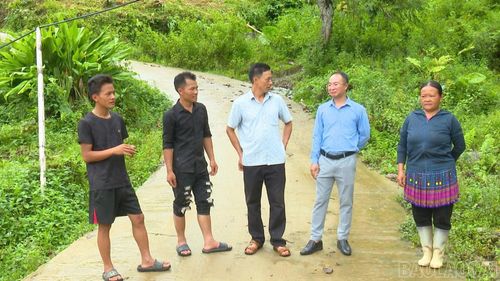 Anh Bàn Tôn Nhất - Quyền Trưởng Phòng Kinh tế xã trao đổi với người dân về chủ trương hiến đất làm đường giao thông nông thôn tại thôn Bản Lùng.