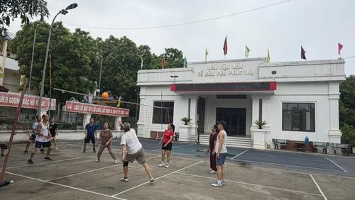 Người dân tham gia luyện tập thể dục, thể thao tại sân nhà văn hóa.