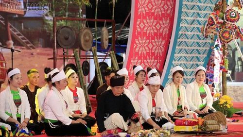 Nhà văn hóa, hội trường thôn không chỉ là nơi hội họp mà còn là địa điểm tổ chức các sự kiện văn hóa ở cơ sở.
