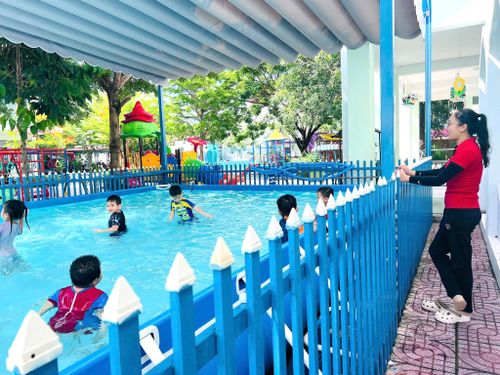 Giáo viên luôn theo sát học sinh trong giờ học bơi.