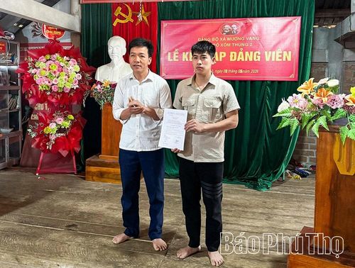 Từ những nhân tố tích cực, Chi bộ xóm Thung đã kết nạp quần chúng ưu tú vào Đảng.