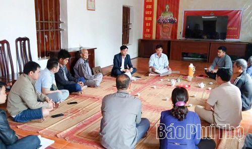 Các đồng chí Ủy viên Ban Chấp hành Đảng bộ xã được phân công phụ trách địa bàn, thường xuyên dự sinh hoạt chi bộ, trực tiếp chỉ đạo và tháo gỡ khó khăn trong công tác tạo nguồn phá triển đảng viên.