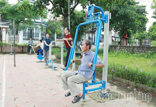 Người cao tuổi xã Liên Hòa tích cực rèn luyện sức khỏe tại điểm tập thể thao ngoài trời, góp phần duy trì lối sống năng động, khỏe mạnh.