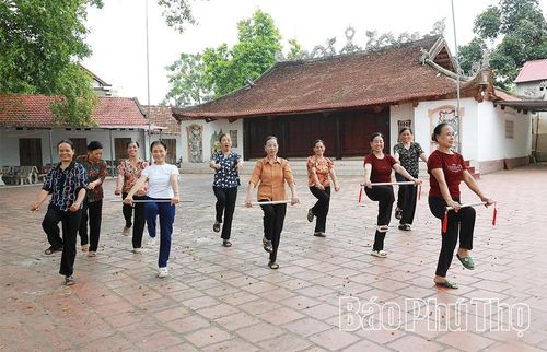 Các hội viên người cao tuổi luyện tập dưỡng sinh tại sân đình Ngọc Liễn, góp phần nâng cao sức khỏe, tăng cường giao lưu và gắn kết cộng đồng.