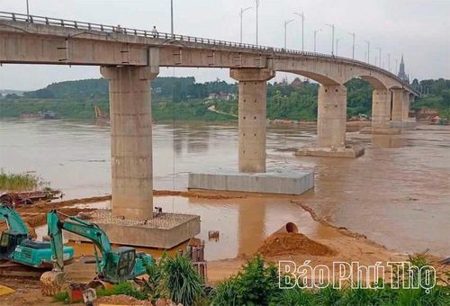 Hiện tại, hoạt động sửa chữa cầu Sông Lô và công tác cứu hộ 2 tầu chìm đang gặp nhiều khó khăn do mực nước sông lên cao.