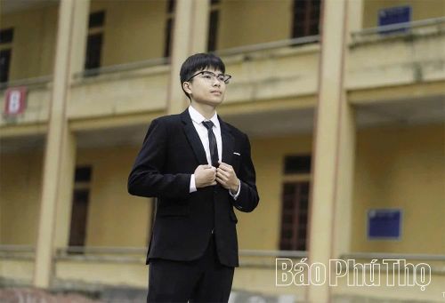 Em Nguyễn Duy Vinh, lớp 12A1, Trường THPT Lê Xoay - á khoa toàn quốc khối A00.