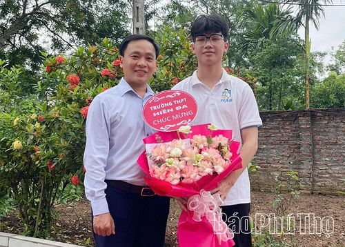 Em Trần Minh Phú, lớp 12A1, Trường THPT Hiền Đa - thủ khoa toàn tỉnh khối A00, á khoa toàn quốc khối A00.