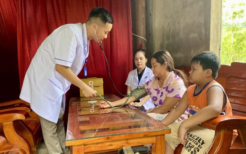 Trạm Y tế xã Kim Điền đưa các dịch vụ y tế đến tận nhà dân - Ảnh: H.N