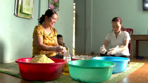 Nghề làm bánh ít lá gai - Ảnh: N.D