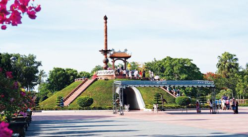 Du khách dâng hương tại Đài tưởng niệm trung tâm Thành Cổ Quảng Trị - Ảnh: L.A