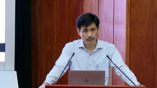 Giảng viên truyền đạt những nội dung trọng tâm về công tác văn thư, lưu trữ - Ảnh: L.T