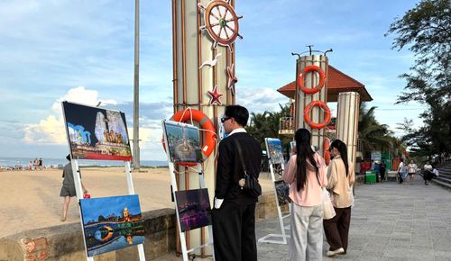 Không gian triển lãm ảnh “Biển-Vẻ đẹp thiên nhiên” tại bãi biển Nhật Lệ - Ảnh: H.Tr