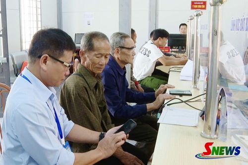 Hướng dẫn nhân dân xã Mường Bám sử dụng cổng dịch vụ công quốc gia trên điện thoại thông minh.