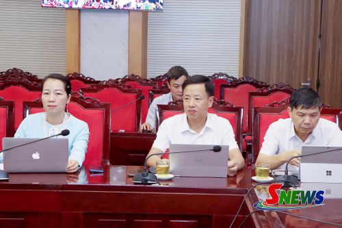 Các đại biểu dự cuộc họp.
