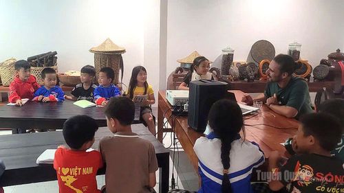 Lớp học tiếng Anh miễn phí tại thôn Thèn Pả giúp học sinh và người dân vùng cao tự tin hơn trong giao tiếp.