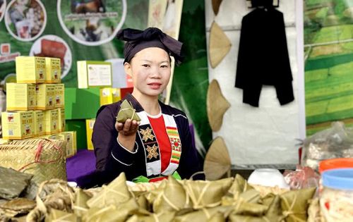 Thiếu nữ dân tộc Sán Dìu, xã Phú Lương, tỉnh Thái Nguyên trong không gian trưng bày sản vật địa phương.