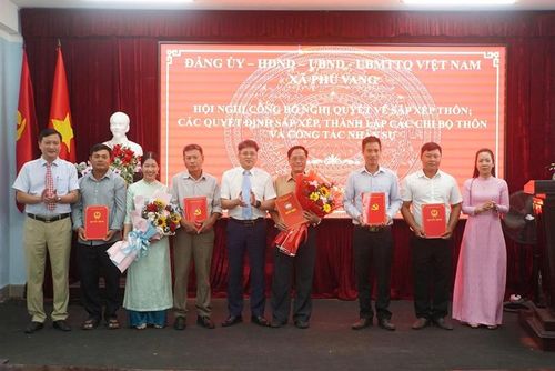 Trao quyết định và ra mắt đội ngũ cán bộ các thôn mới sau sắp xếp