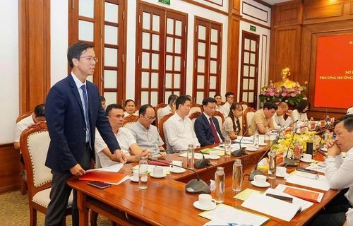 Đồng chí Lê Việt Phương, Bí thư Chi bộ, Tổng Giám đốc Công ty CP Xà phòng Hà Nội, tham luận tại Hội nghị