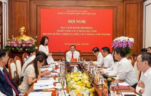 Đồng chí Nguyễn Thị Thu Lan, Phó Bí thư chuyên trách Đảng ủy Bộ Tài chính đề nghị Đảng ủy Vinachem tăng cường quản trị, đẩy mạnh chuyển đổi số, chuyển đổi xanh, phấn đấu hoàn thành vượt các chỉ tiêu năm 2026