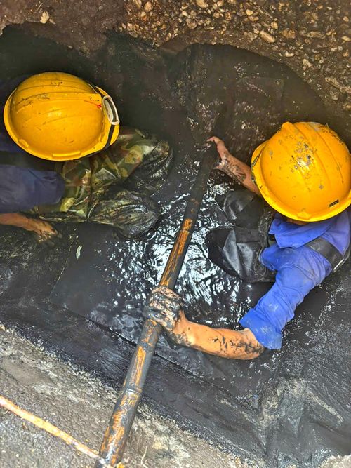 Công nhân thoát nước nạo vét hệ thống cống tại Bắc Ninh trước cao điểm mùa mưa 2026.