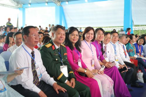 Đại biểu dự Lễ kỷ niệm 50 năm Ngày Thành phố Sài Gòn - Gia Định vinh dự mang tên Chủ tịch Hồ Chí Minh.