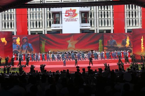 Lễ kỷ niệm 50 năm Ngày thành phố Sài Gòn - Gia Định vinh dự mang tên Chủ tịch Hồ Chí Minh được tổ chức long trọng tại Hội trường Thống nhất.