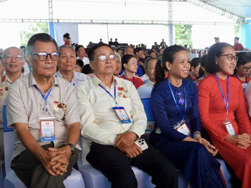 Các đại biểu tham dự buổi lễ.