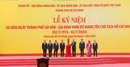 Tổng Bí thư, Chủ tịch nước Tô Lâm thay mặt lãnh đạo Đảng, Nhà nước trao tặng TP.HCM tượng Chủ tịch Hồ Chí Minh.