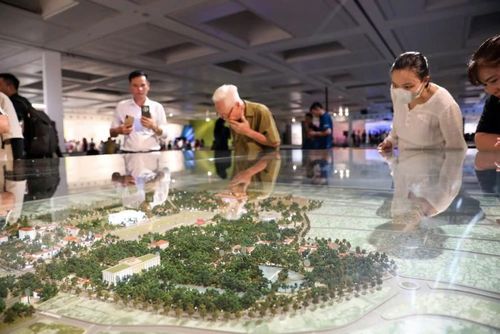 Người dân hào hứng, quan tâm Triển lãm Quy hoạch tổng thể Thủ đô tầm nhìn 100 năm tại Bảo tàng Hà Nội. Ảnh: Anh Thư