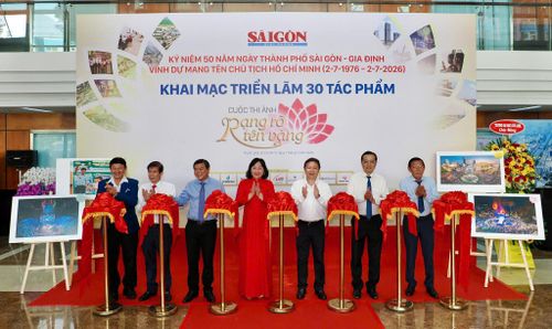 Các đại biểu cắt băng khai mạc triển lãm ảnh "Rạng rỡ tên vàng". Ảnh: Hoàng Hùng