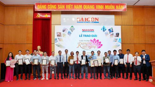 Các đại biểu, Ban Tổ chức cùng các tác giả đoạt giải Cuộc thi ảnh “Rạng rỡ tên vàng”. Ảnh: Hoàng Hùng