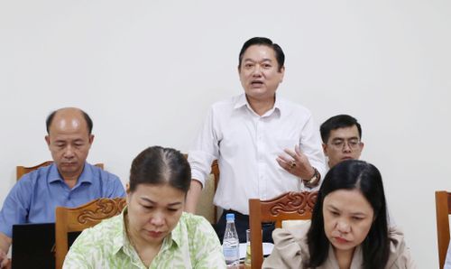 Lãnh đạo Văn phòng đất đai TP. Đồng Nai chi nhánh Nhơn Trạch nêu quan điểm tại buổi khảo sát. Ảnh: Văn Dũng