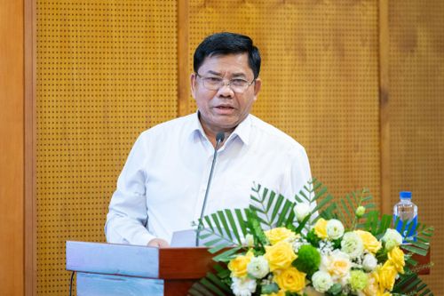 Thứ trưởng Bộ Dân tộc và Tôn giáo Y Thông báo cáo chuyên đề tại hội nghị