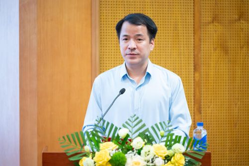 Phó Bí thư chuyên trách Đảng ủy MTTQ, các đoàn thể Trung ương Ngô Văn Cương báo cáo chuyên đề tại hội nghị